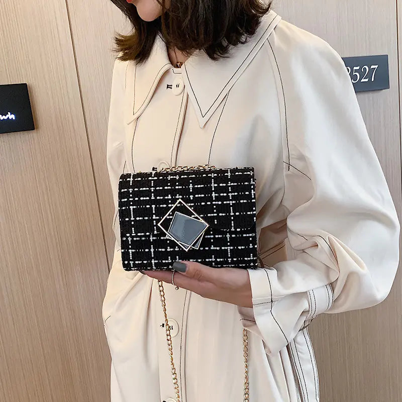 Trendy Woven Crossbody Bag with Chain Strap for Women