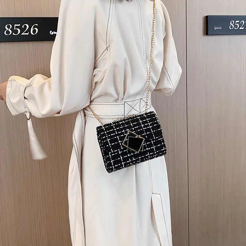 Trendy Woven Crossbody Bag with Chain Strap for Women