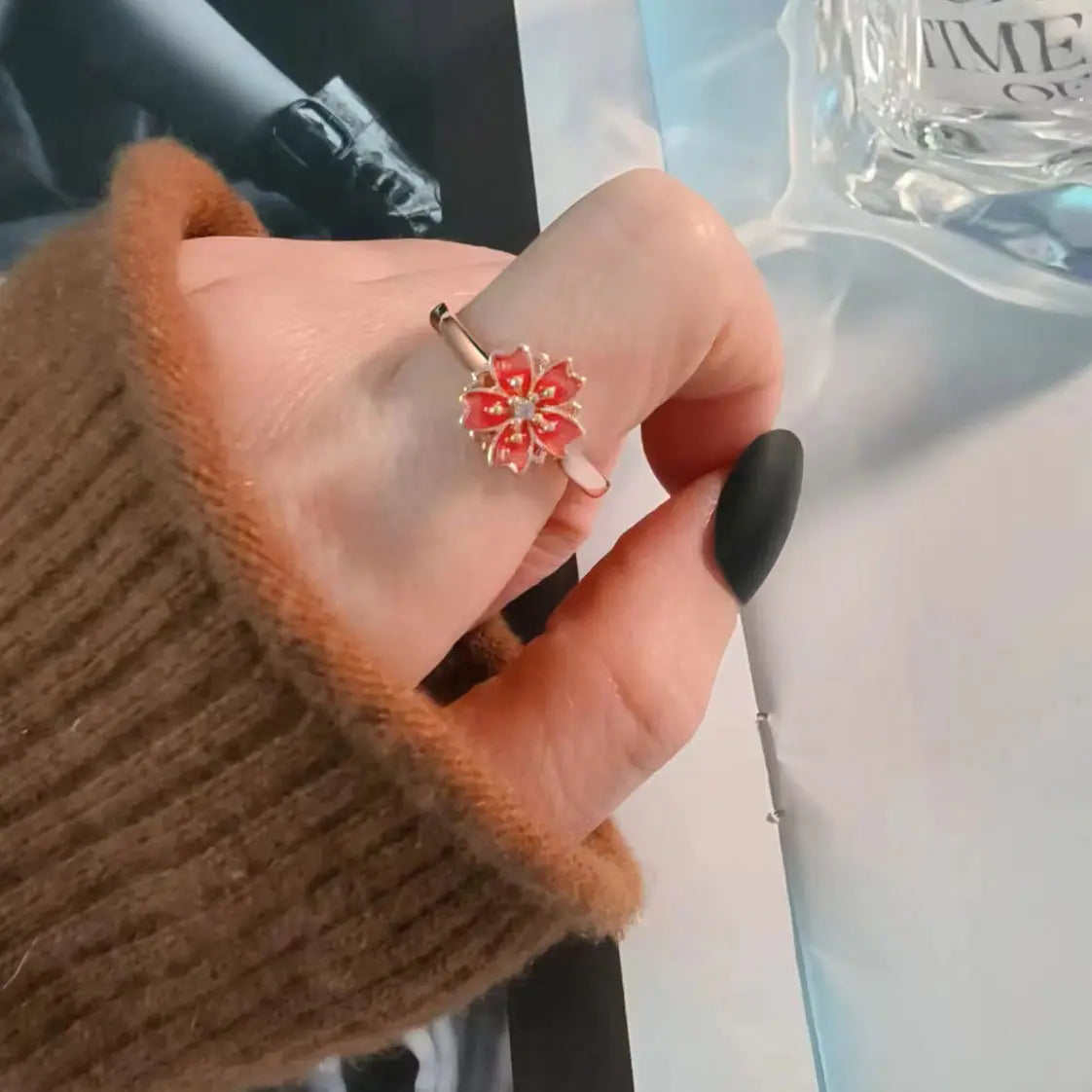 Creative Rotating Peach Blossom Ring Design